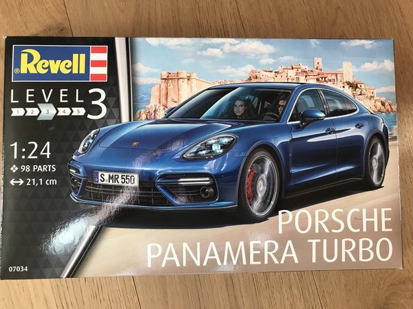 Revell Porsche Panamera Turbo 1:24 07034