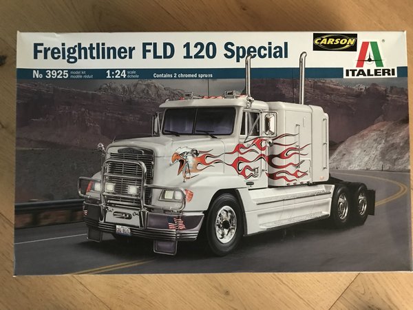 Italeri 1:24 Freightliner FLD 120 (Classic) 3925