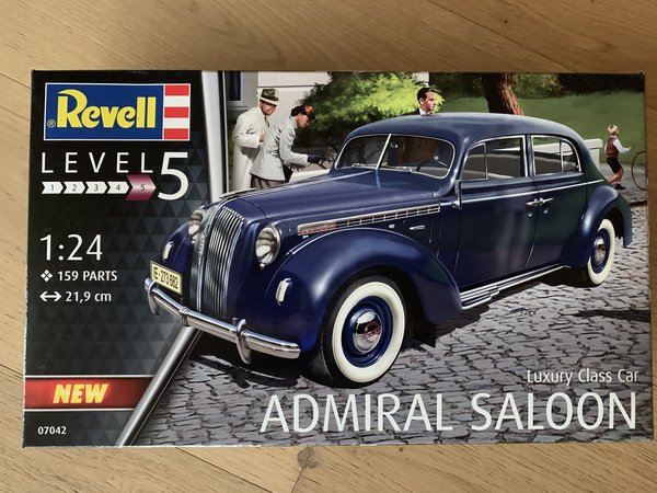 Revell Luxury Class Car Admiral Saloon 1:24 07042