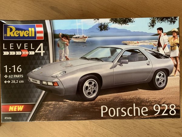 Revell Porsche 928 1:16 07656