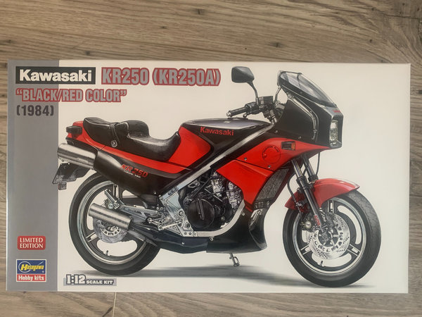 Hasegawa 1/12 Kawasaki KR250, schwarz/rot 21740